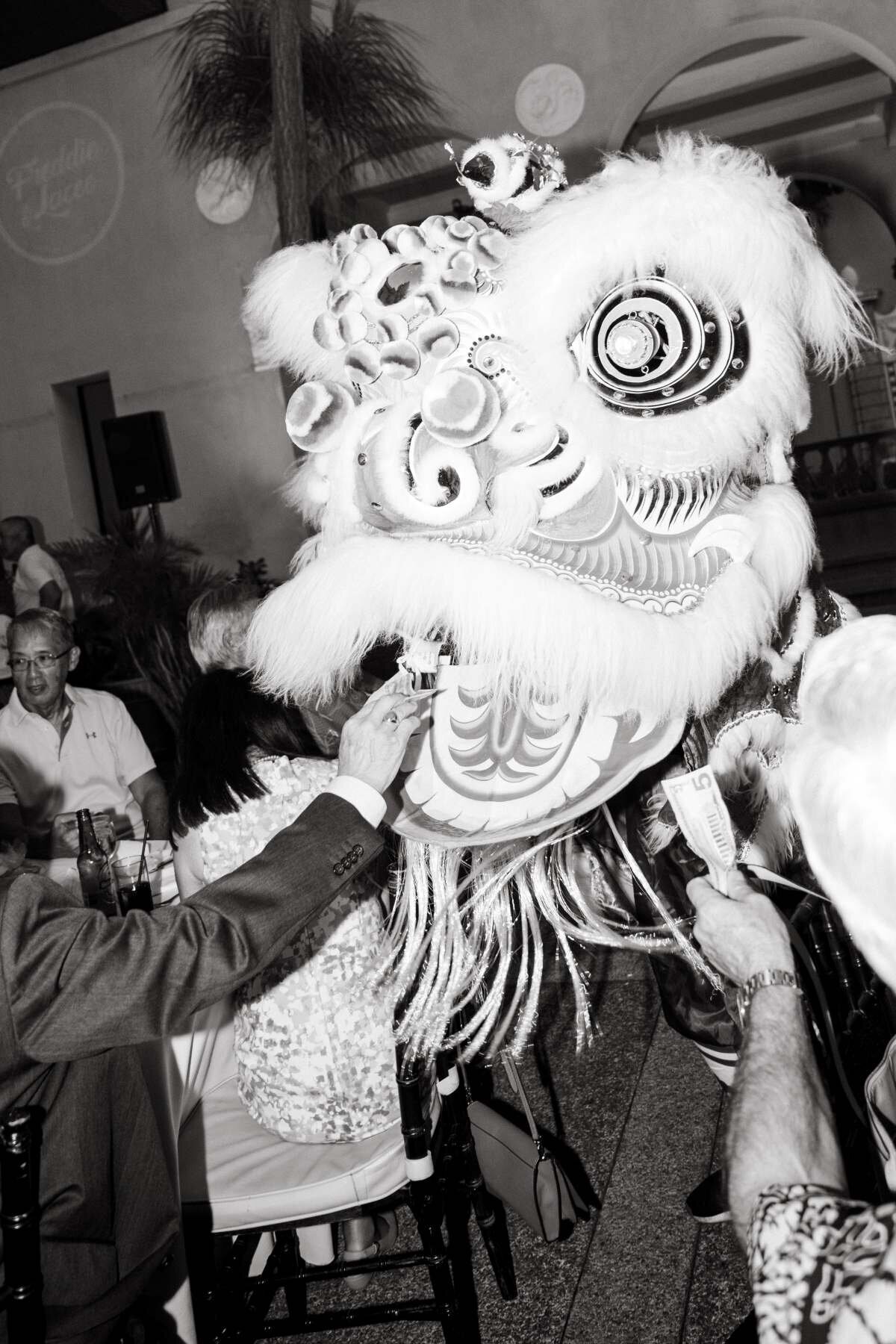 lion-dance-oahu-wedding-photographer-cafe-julia-2