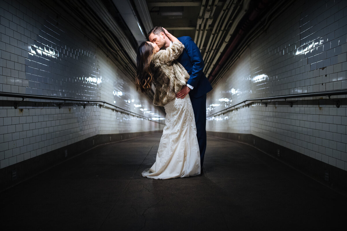 elopement-york-station-brooklyn-tunnel-kiss