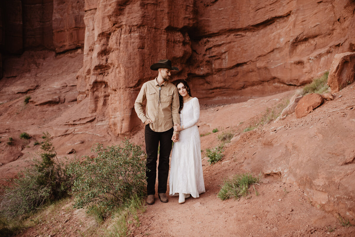 Utah Elopement Photographer captures bride and groom hugging