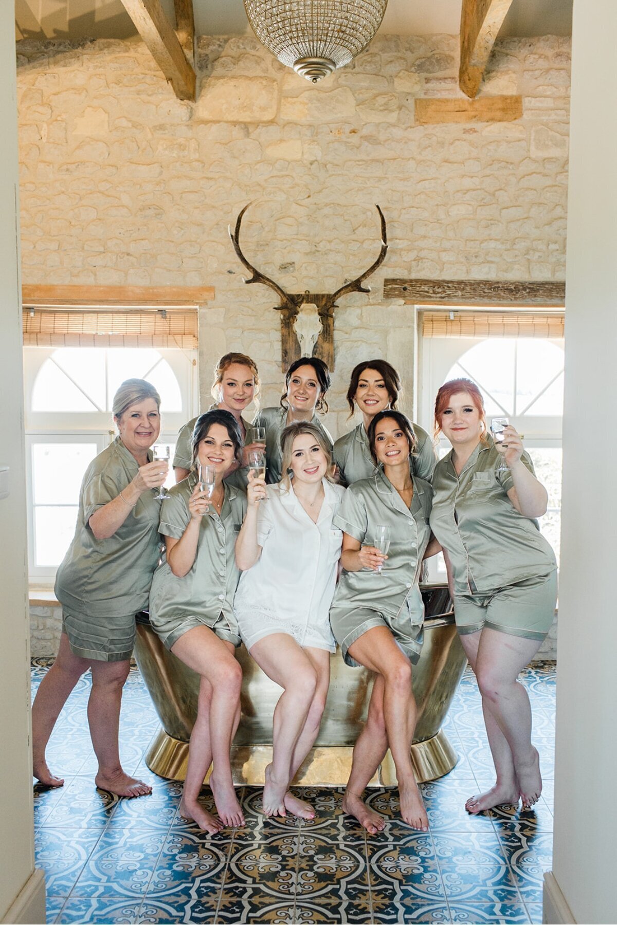 bridal-party-champagne