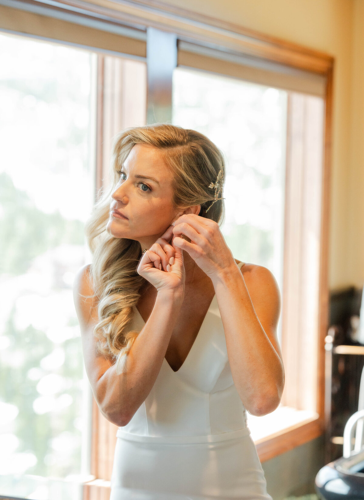 bride-getting-ready-tahoe-blue-estate