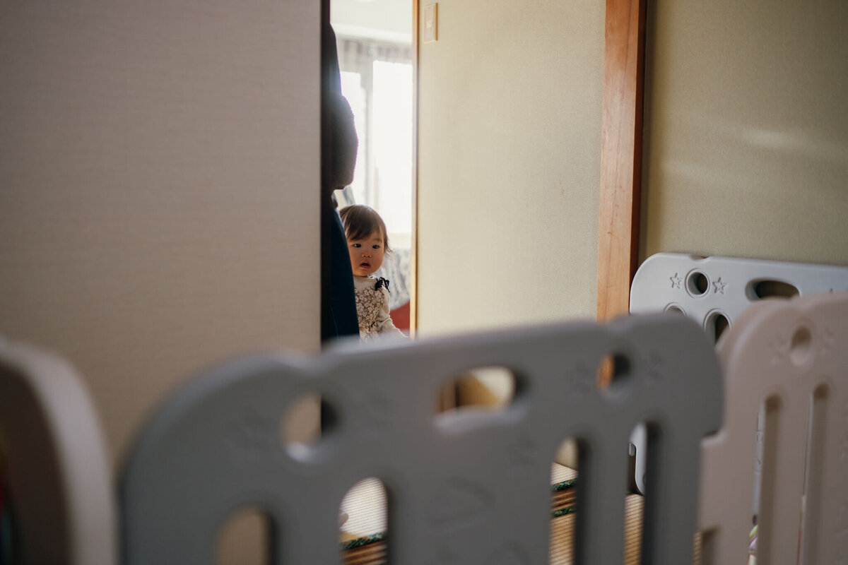 お兄ちゃんが遊ぶ様子を覗く妹