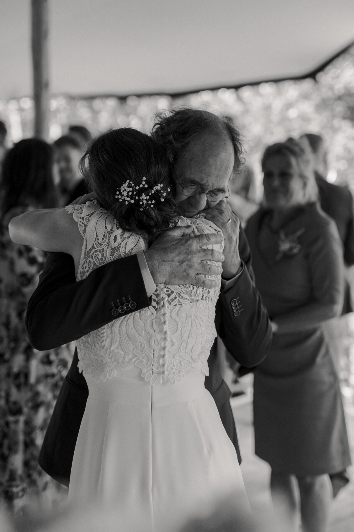 bruiloft-drenthe-diever-knuffel