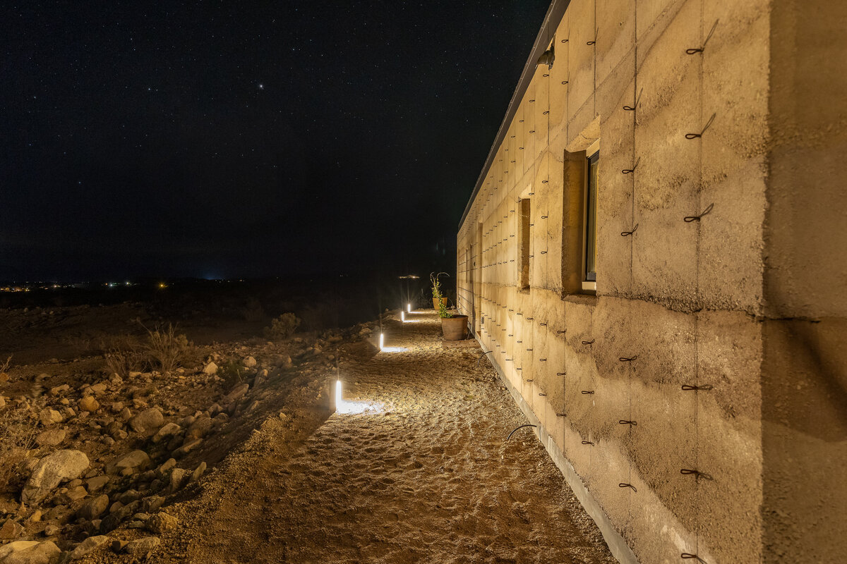 GUESTHOUSE_lit path