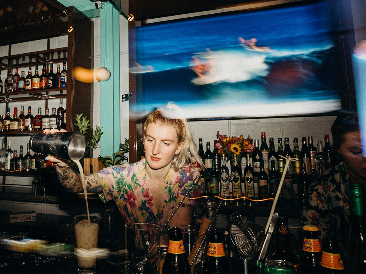 nashville-branding-commercial-photographer-bar-bartender-night