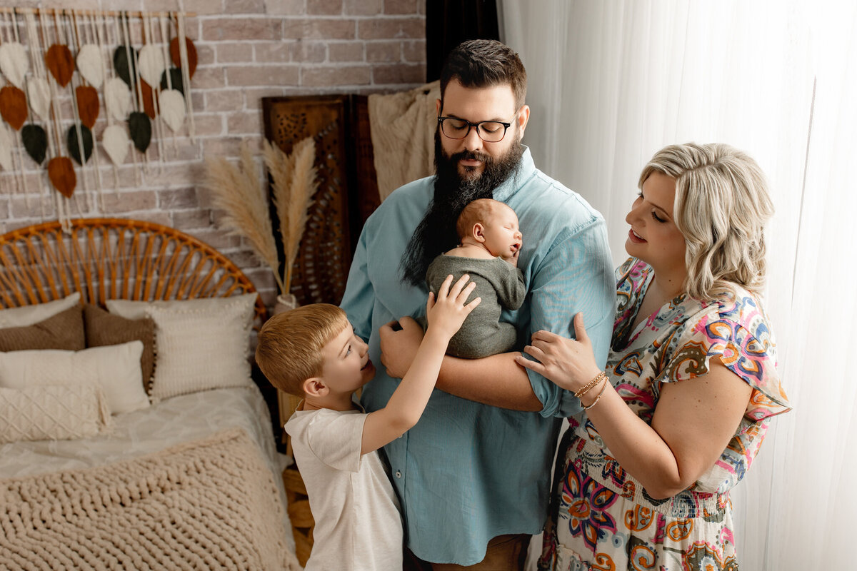 get NWA family pictures taken near me, Bentonville family photographer, family photography packages Tonititown