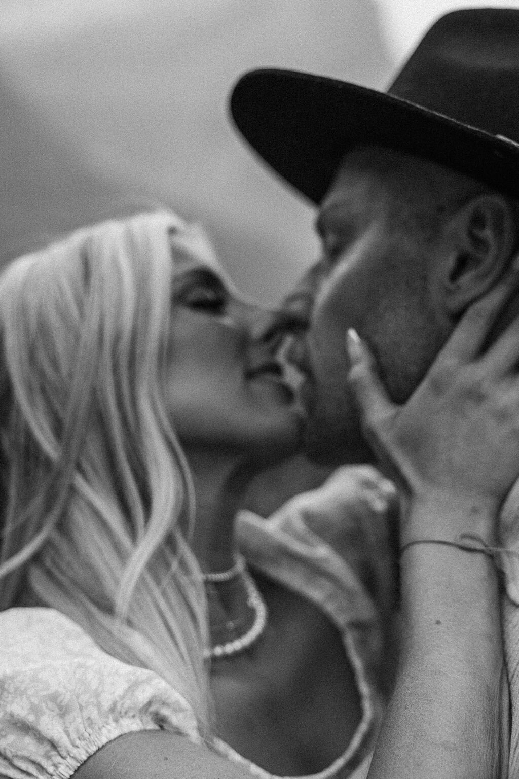 glaciernationalparkengagementphotographer-glaciernationalparkengagement-glaciernationalparkcouplesphotos-164
