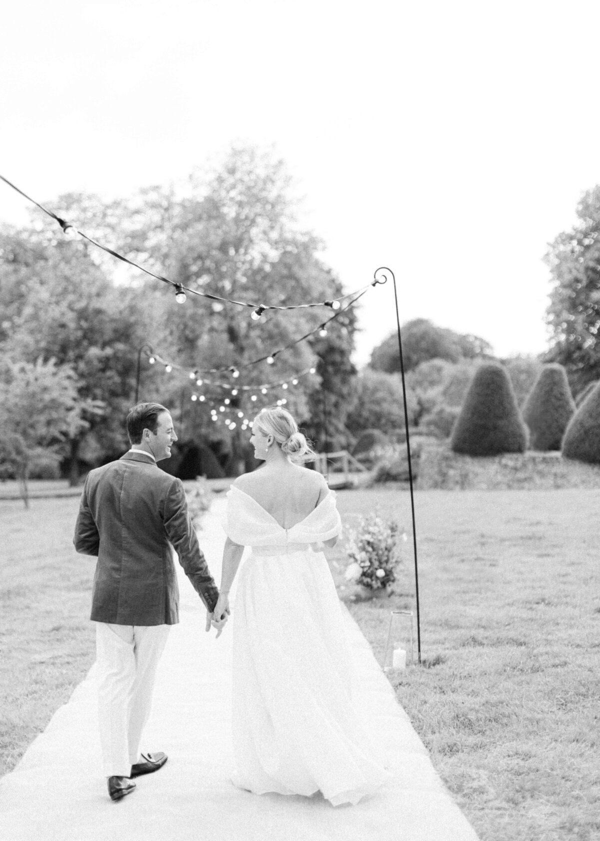 chloe-winstanley-weddings-cotswolds-cornwell-manor-sperry-tent-couple-black-white