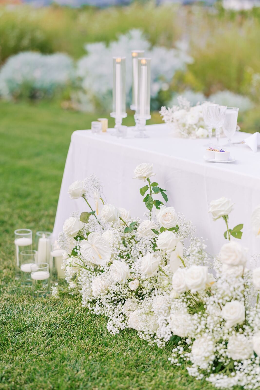 white-rose-sweetheart-table