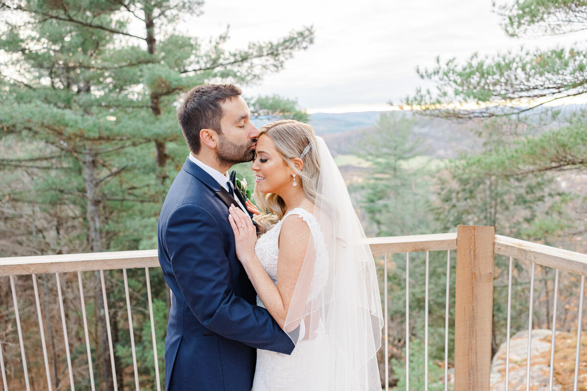 sarah-mike-belvedere-wakefield-quebec-wedding-grey-loft-studio-2021-175