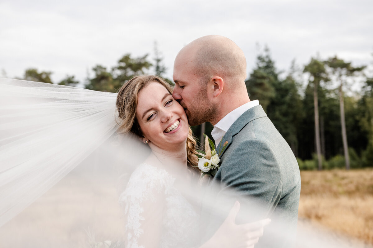 Country bruiloft, boerderij bruiloft, trouwen in Friesland, bruidsfotograaf, trouwfotograaf (54)