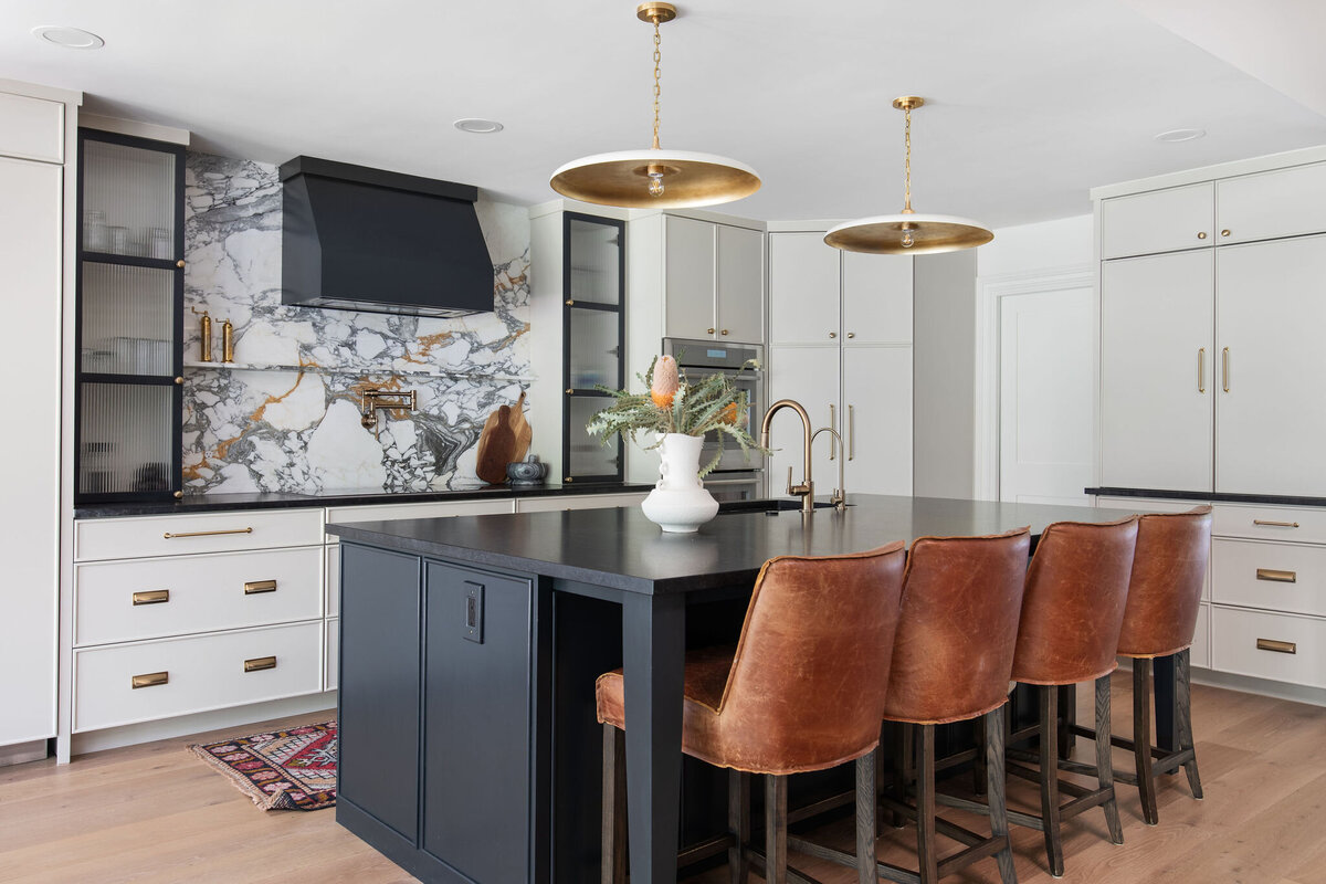 hello-home-modern-kitchen-renovation-marble-backsplash-brass-fixtures-black-island-18