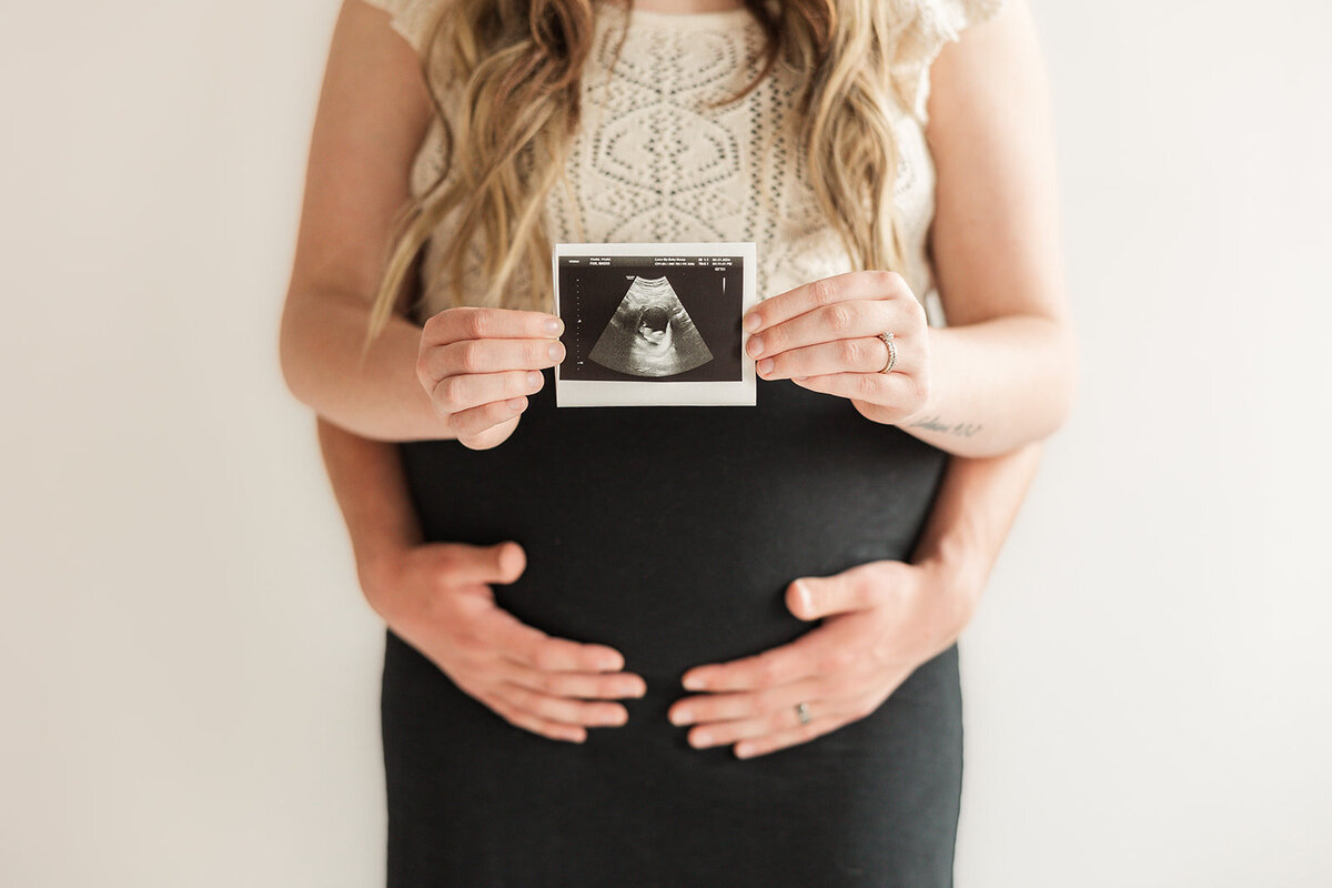 Announcement Photos 2024_Alexis Fox Photography + studio + Pregnancy Annoucement + Fortville + Indiana (24 of 29)