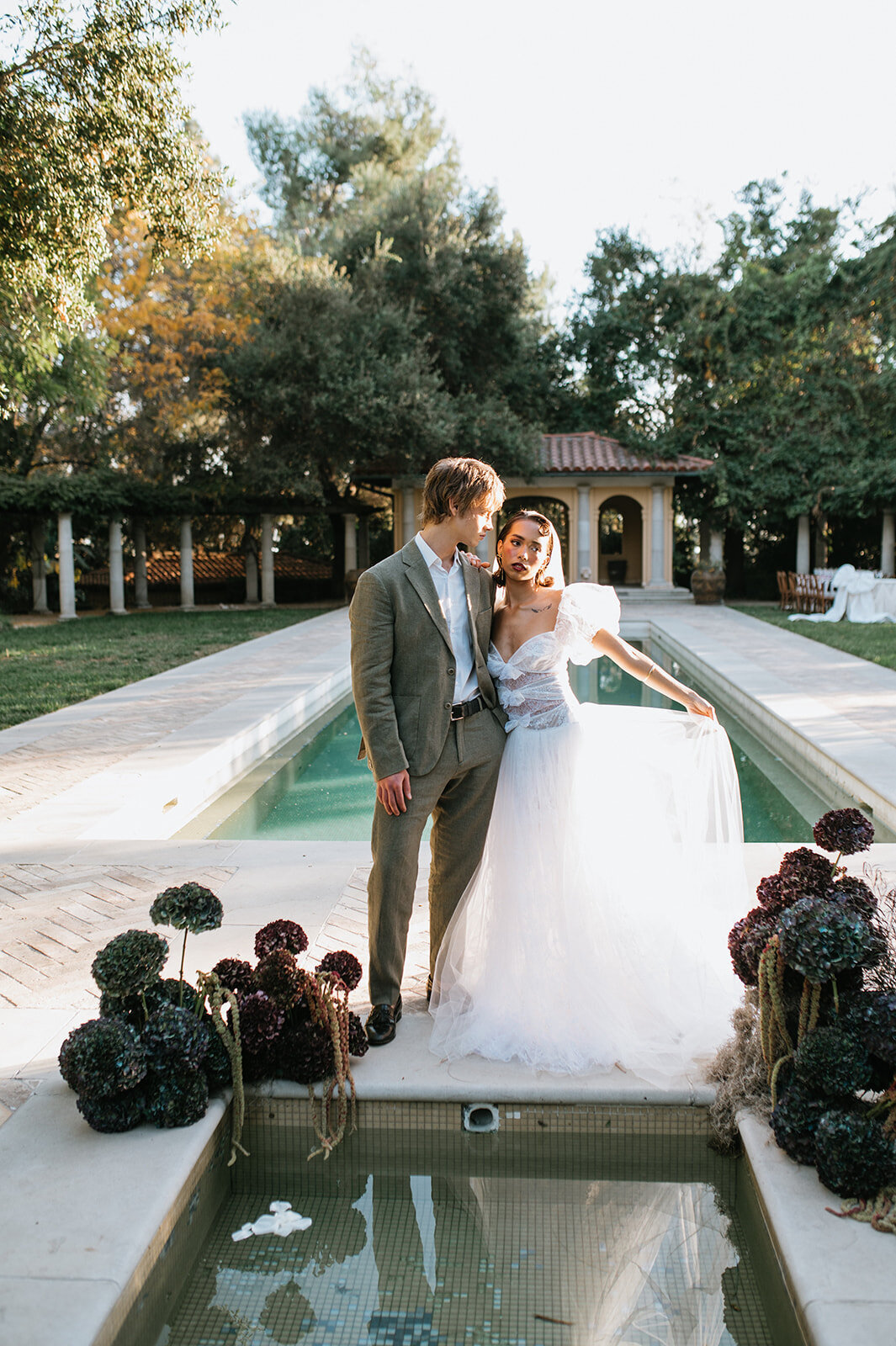 Bride-and-groom-by-fountain