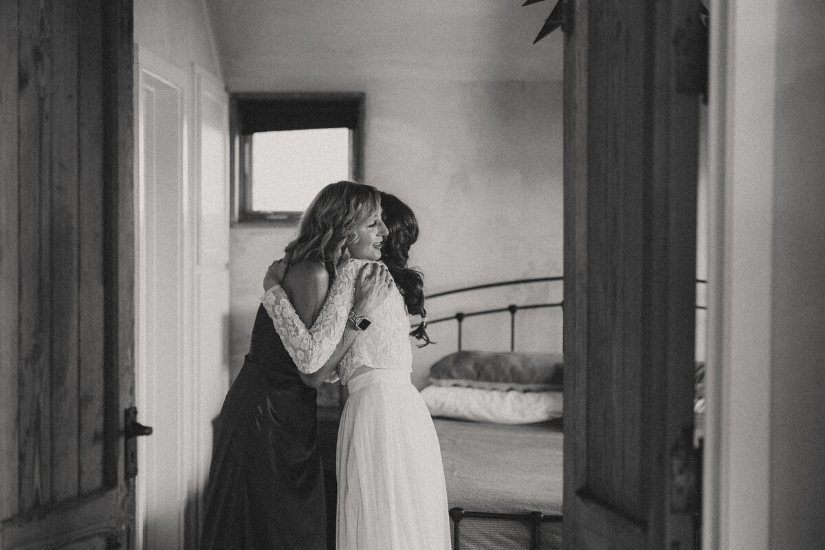 wedding day getting ready mother daughter