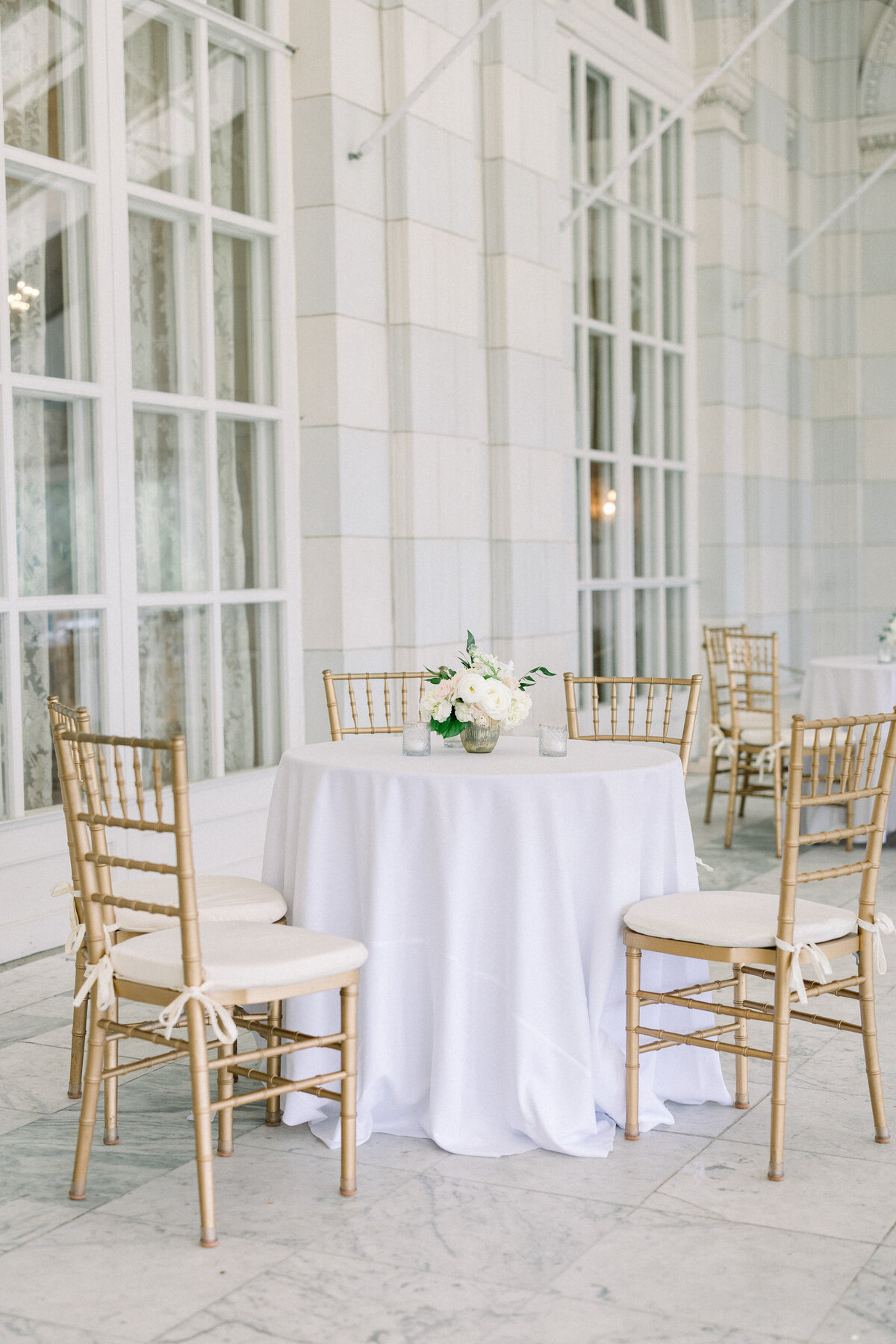 cocktail hor seating at rosecliff mansion