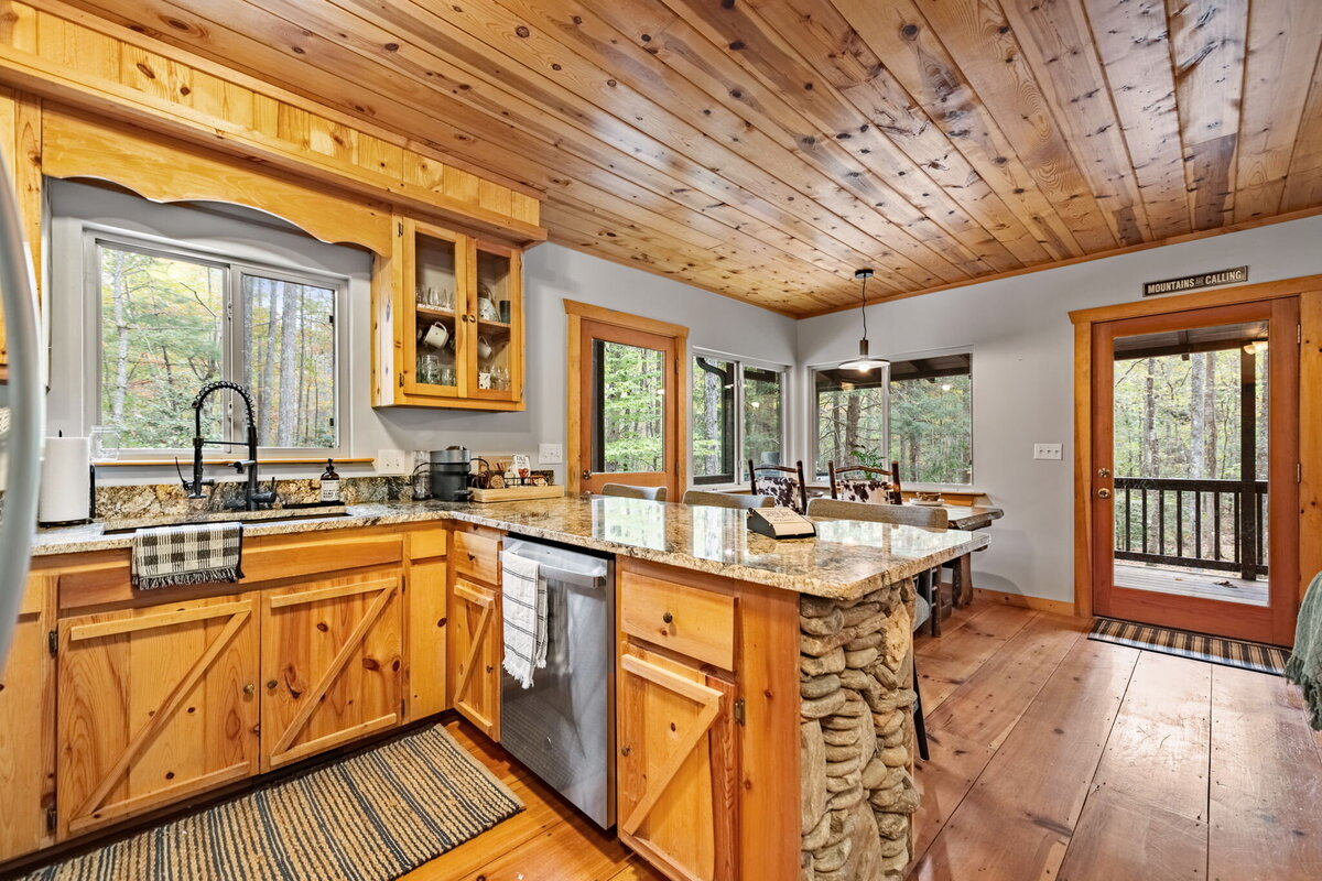 11Shady-Grove-Cabin-Blue-Ridge-GA_1239_Kitchen 4