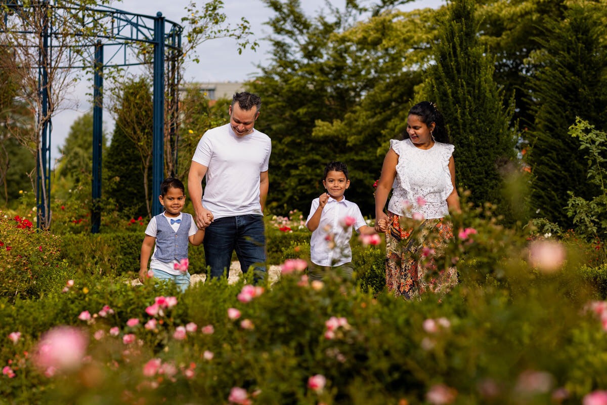 gezinsfoto ouders met kinderen in rozentuin