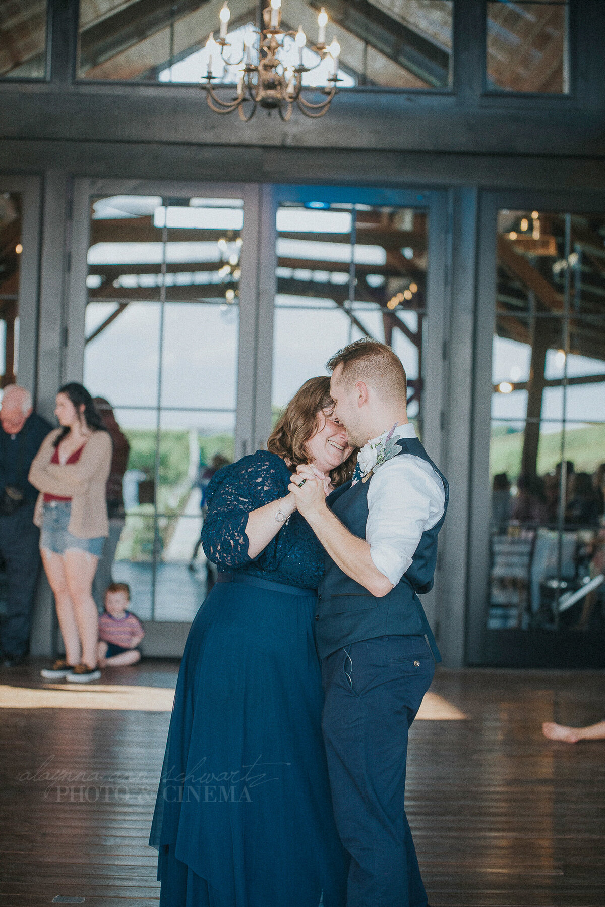reception _ alaynna ann schwartz _ harpors vinyard _ iowa photographer _ playlife photography_0534