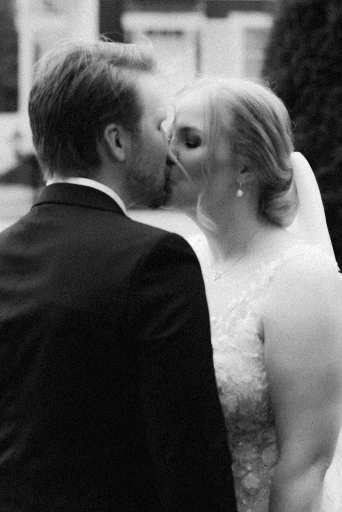 The wedding couple kissing in the ceremony photographed by wedding photographer Hannika Gabrielsson.