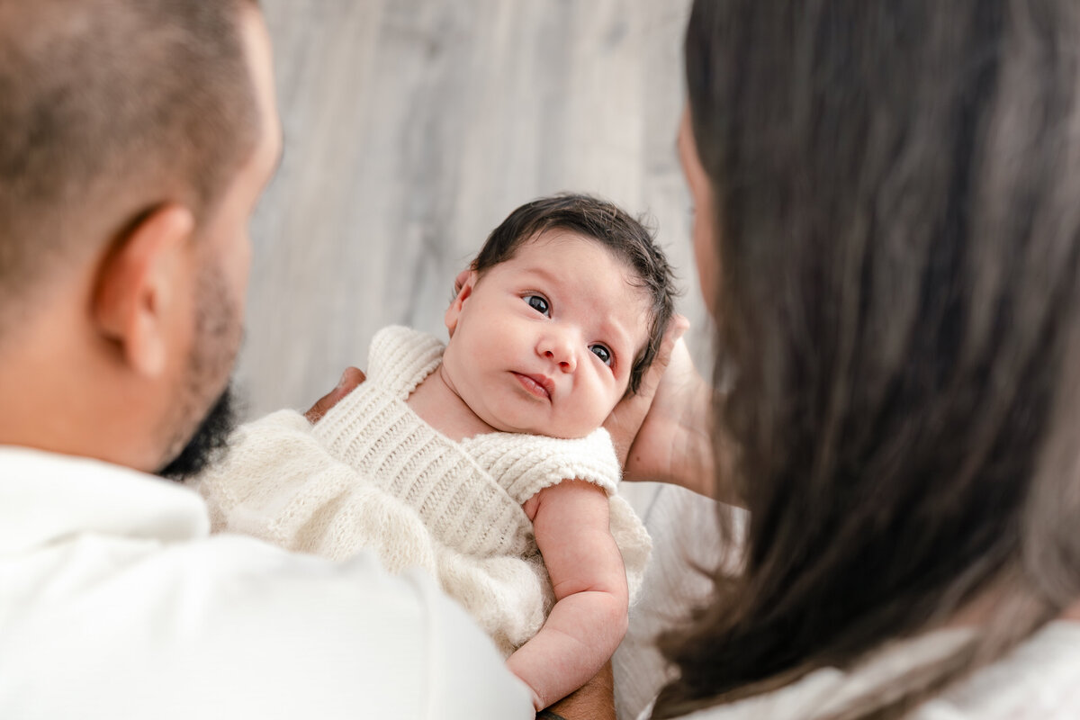 Baby between parents during natural light Barrie newborn photography session 
