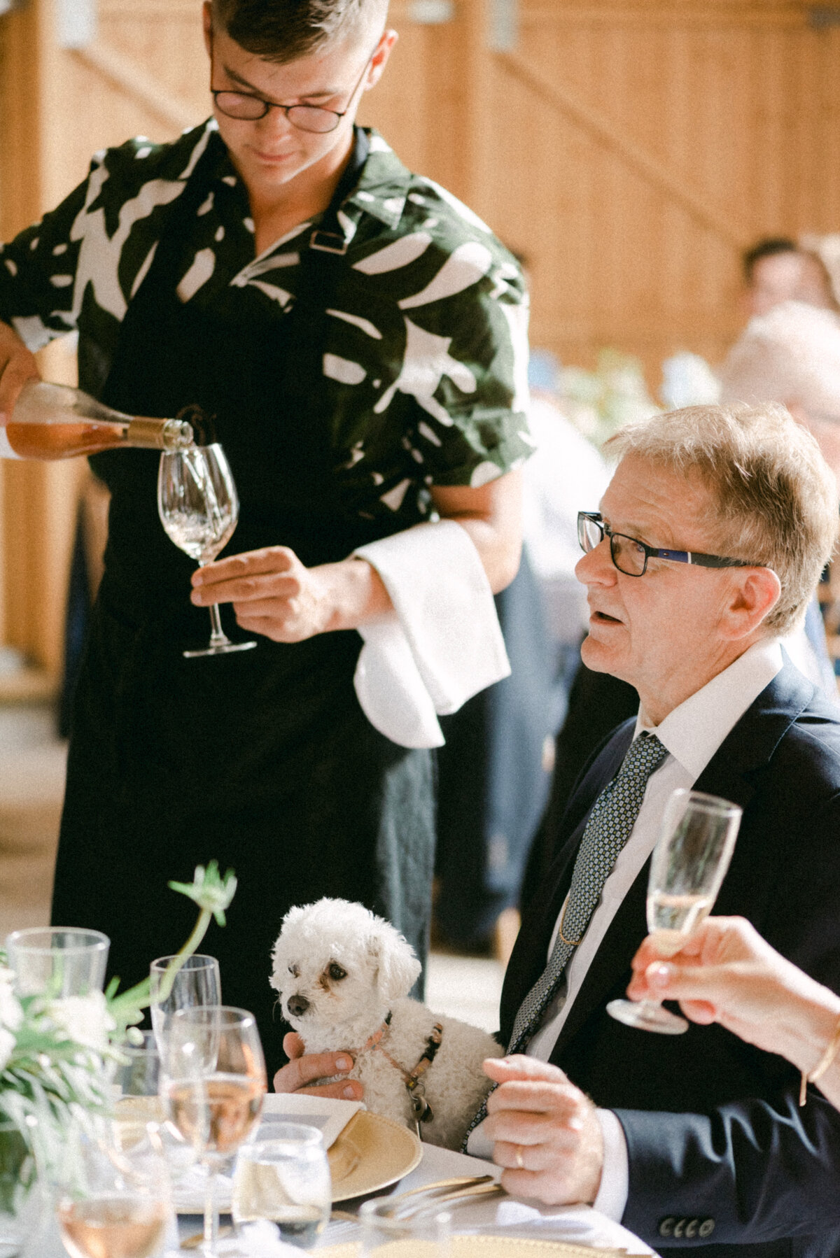 A waiter serving  wine in an image photographed by wedding photographer Hannika Gabrielsson.