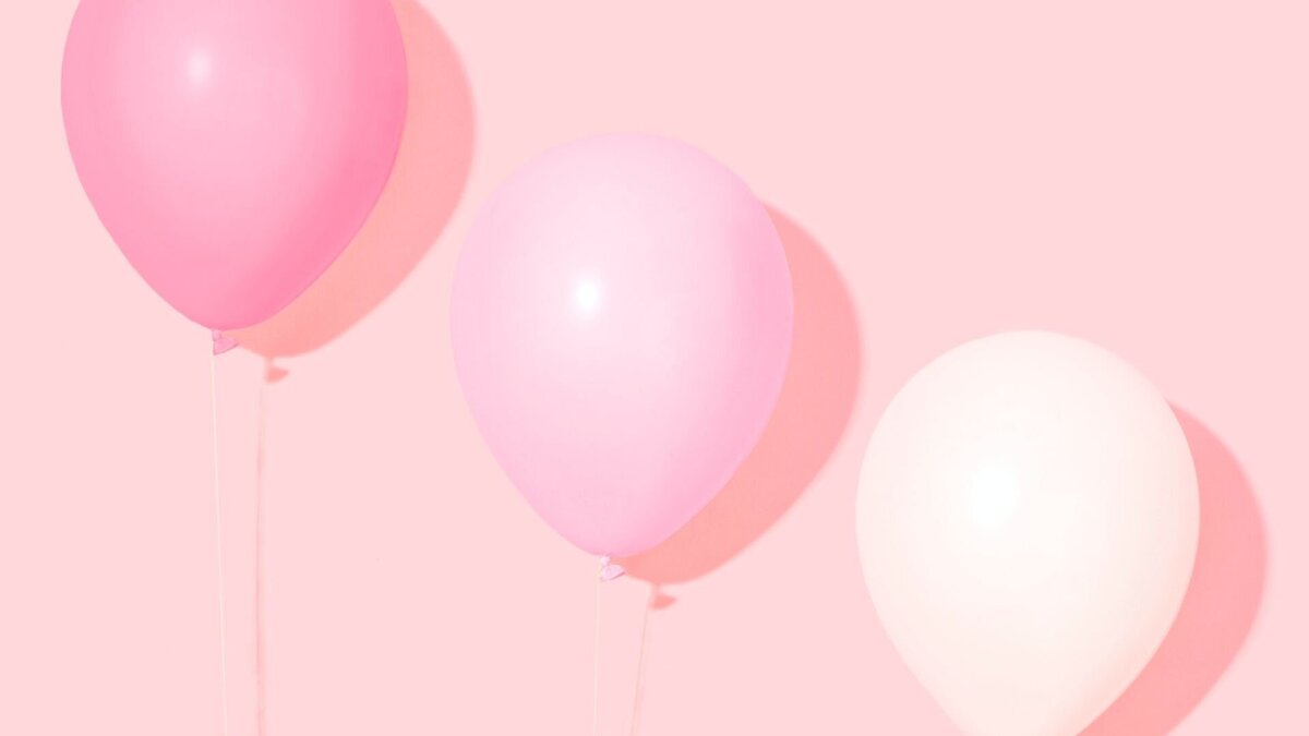 Ballons de baudruche roses sur fond rose