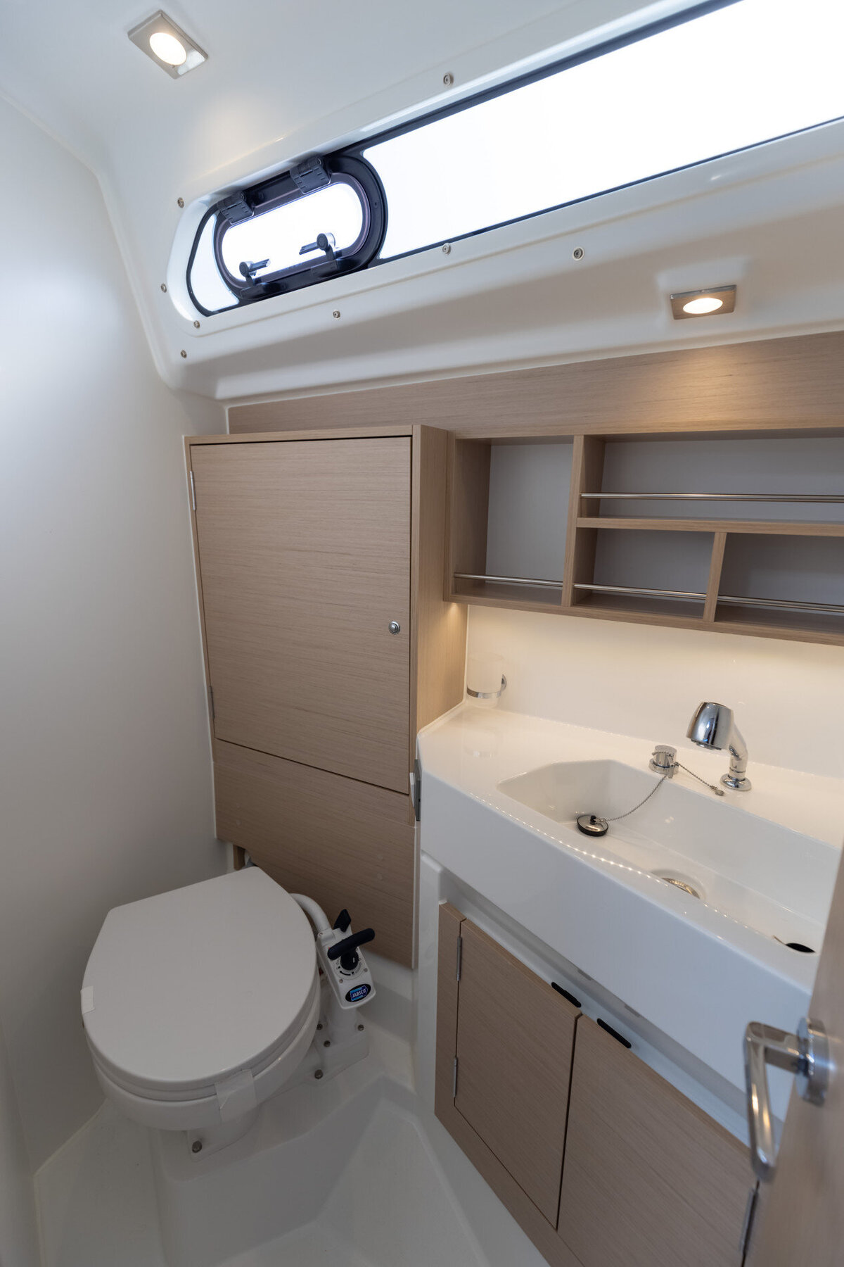 beneteau-oceanis-34.1-interior-5