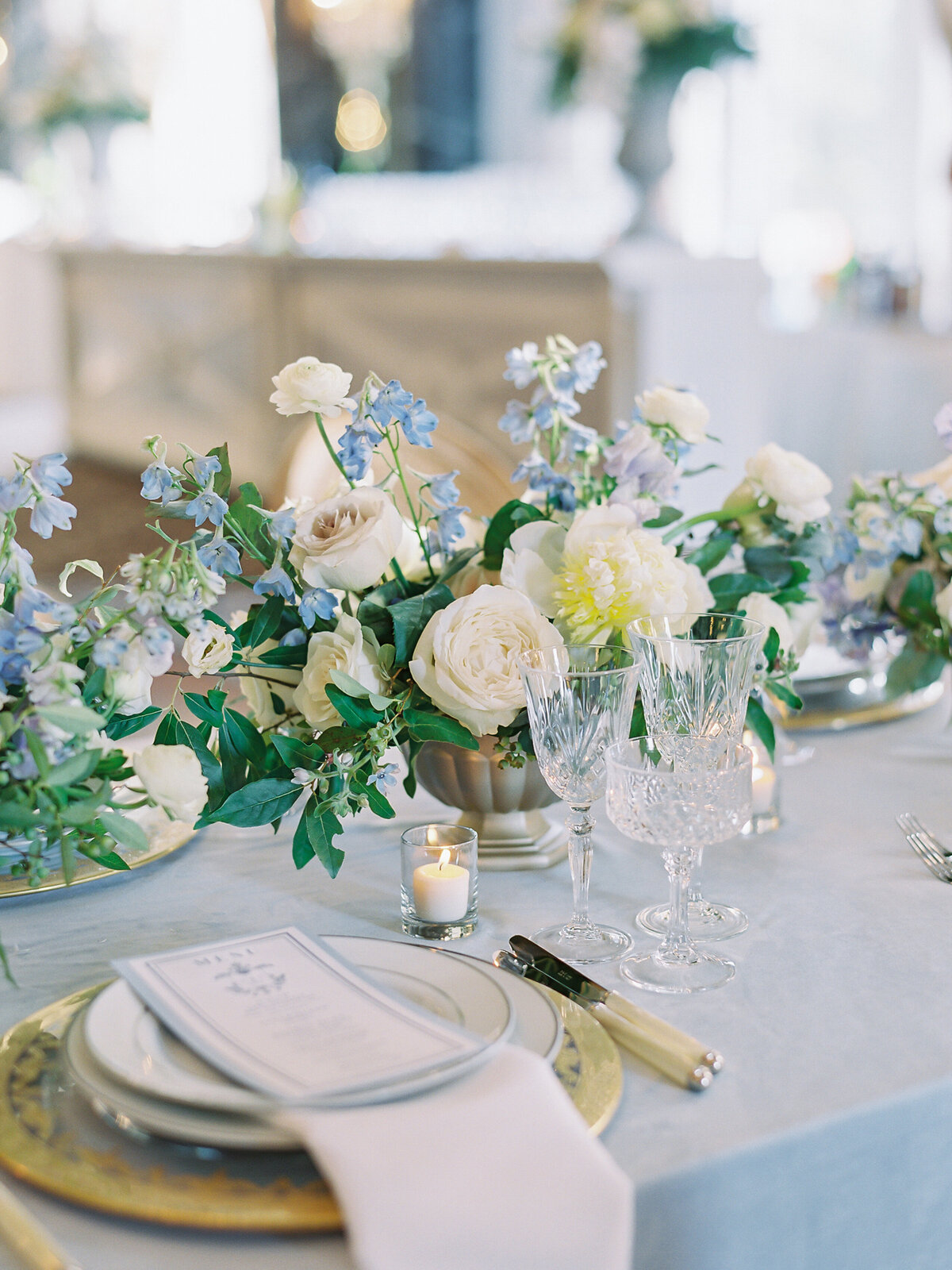 Kate Campbell Floral cream blue and lavender wedding with sweet pea garden roses tweedia peonies reception table at the belvedere compote 2