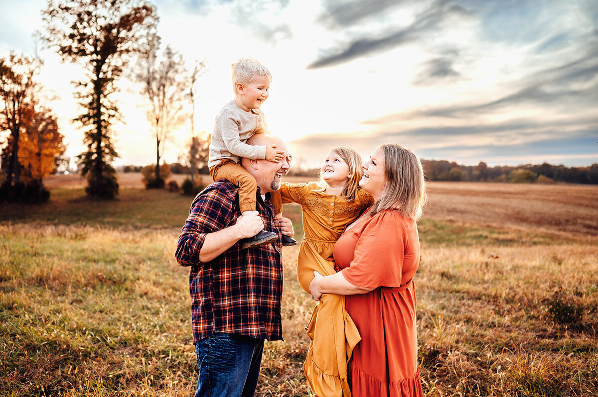 Bowling Green Kentucky family photographer Family laughing with son on dad shoulders and mom holding little girl. Franklin Kentucky photographer