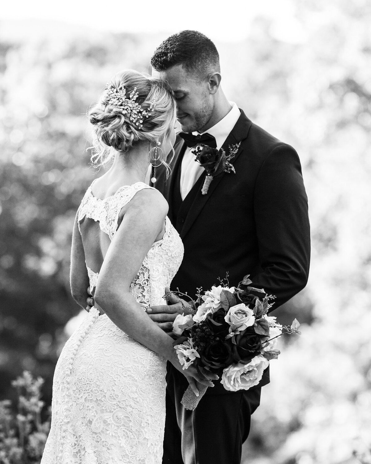 atlanta-wedding-couple-romantic-outdoor-black-white-photo