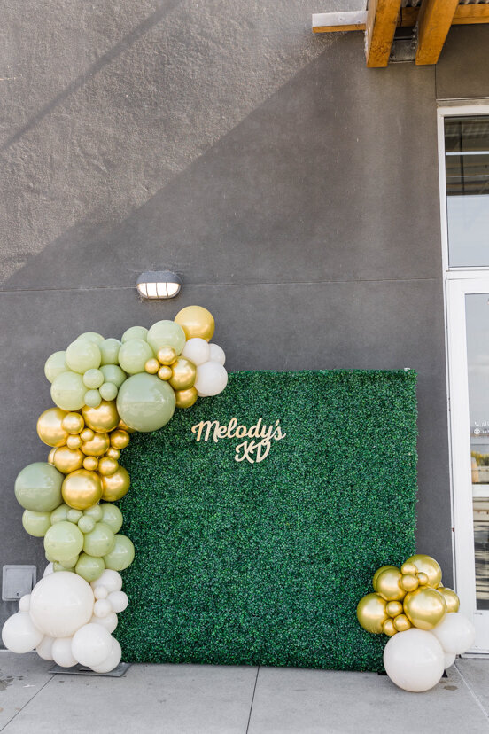 photo-booth-yellow-balloons