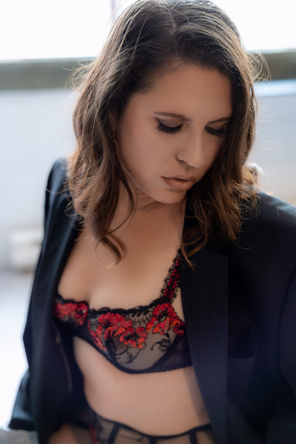 Photographe Boudoir Montréal Profil de femme en rouge et noir