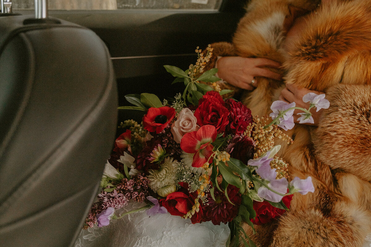 winter-snow-wedding-five-pine-lodge-oregon-venue-february-sun-colorful-western-chic-fur-blankets-candles01228