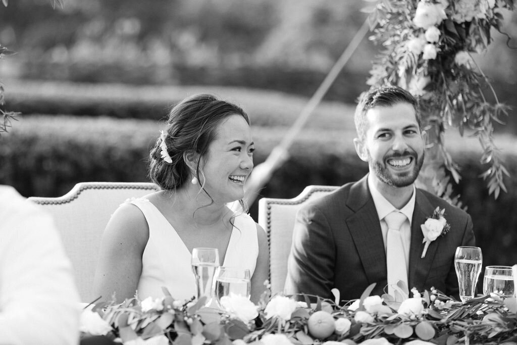newlyweds-laughing-sweetheart-table