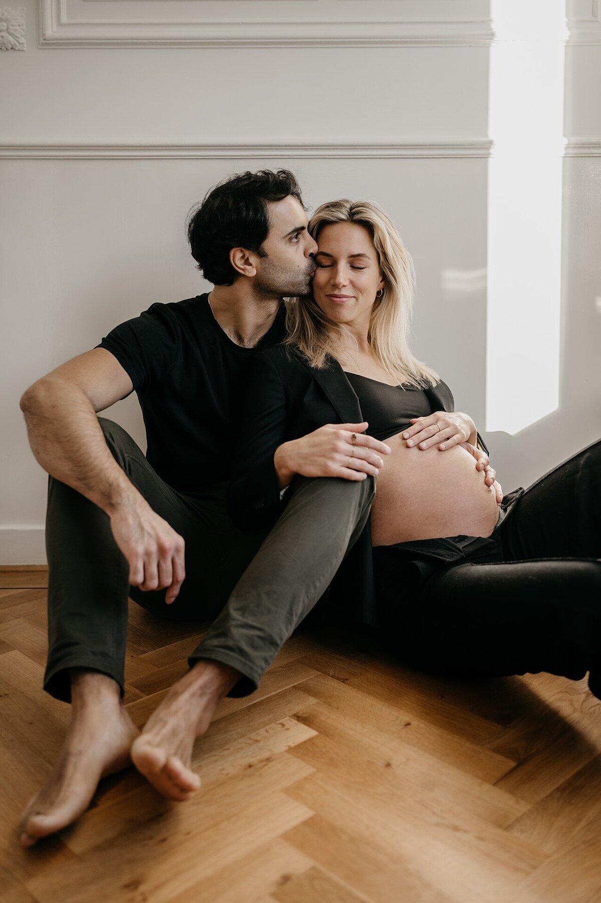 10-LouiseBoonstoppelFotografie_zwangerschapshoot_elegant_blote_buik