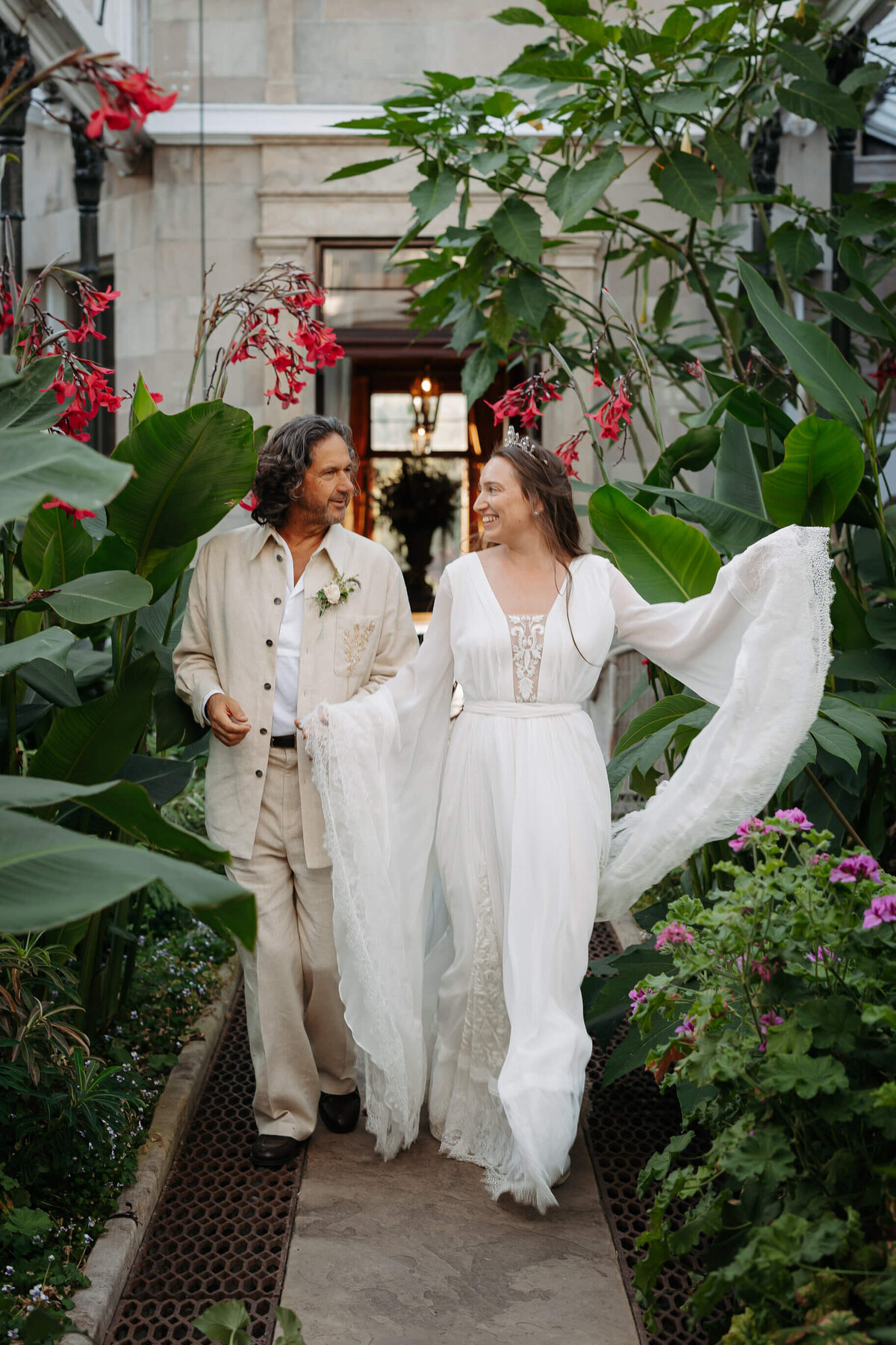 Roger&Paris, Lara&BizzyArnott, August 09, 2025, 1128