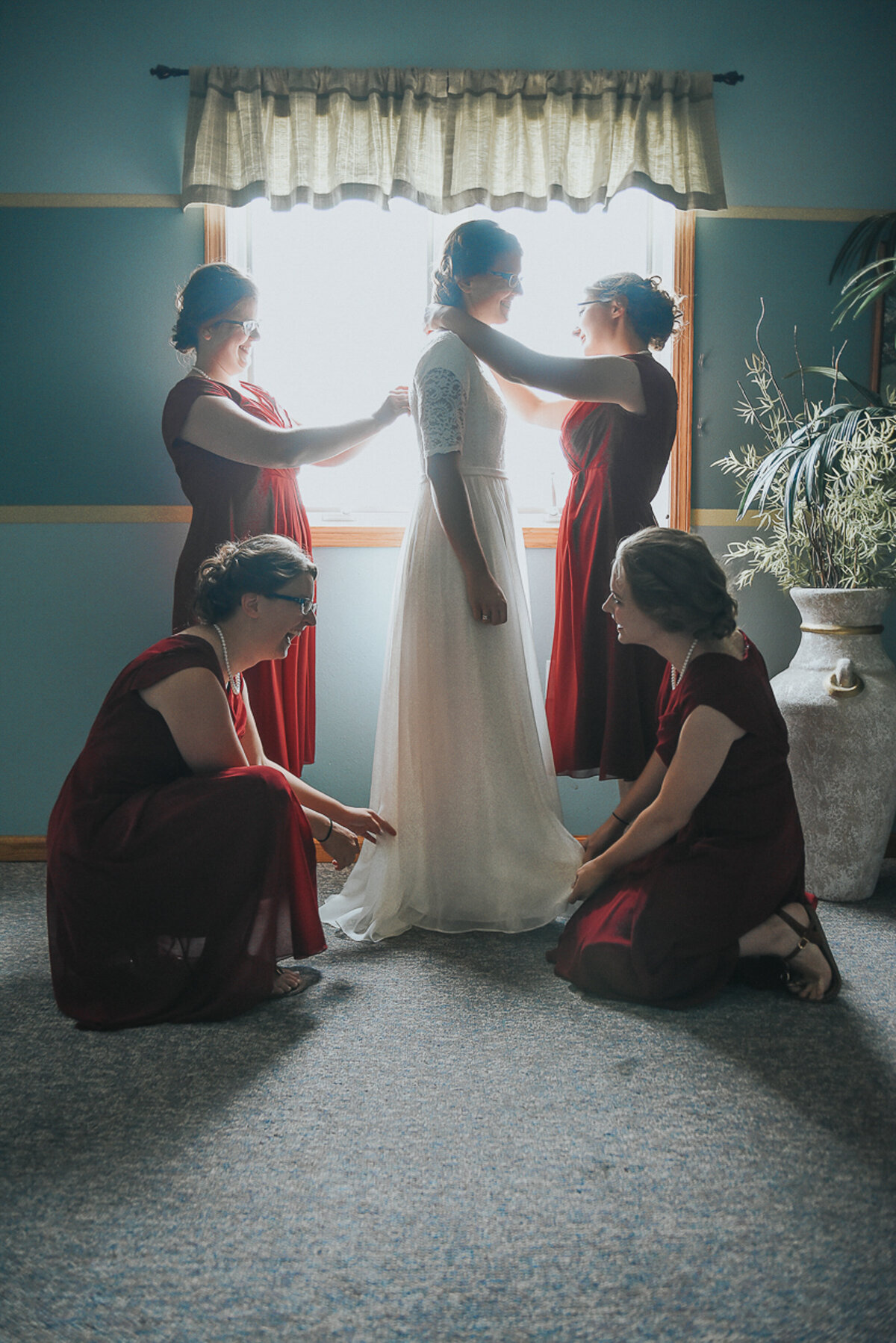 wedding getting ready | Iowa wedding photographer | Iowa Photographer | Playlife | Cedar Rapids | Iowa City | Kalona | Alaynna Ann Schwartz-25