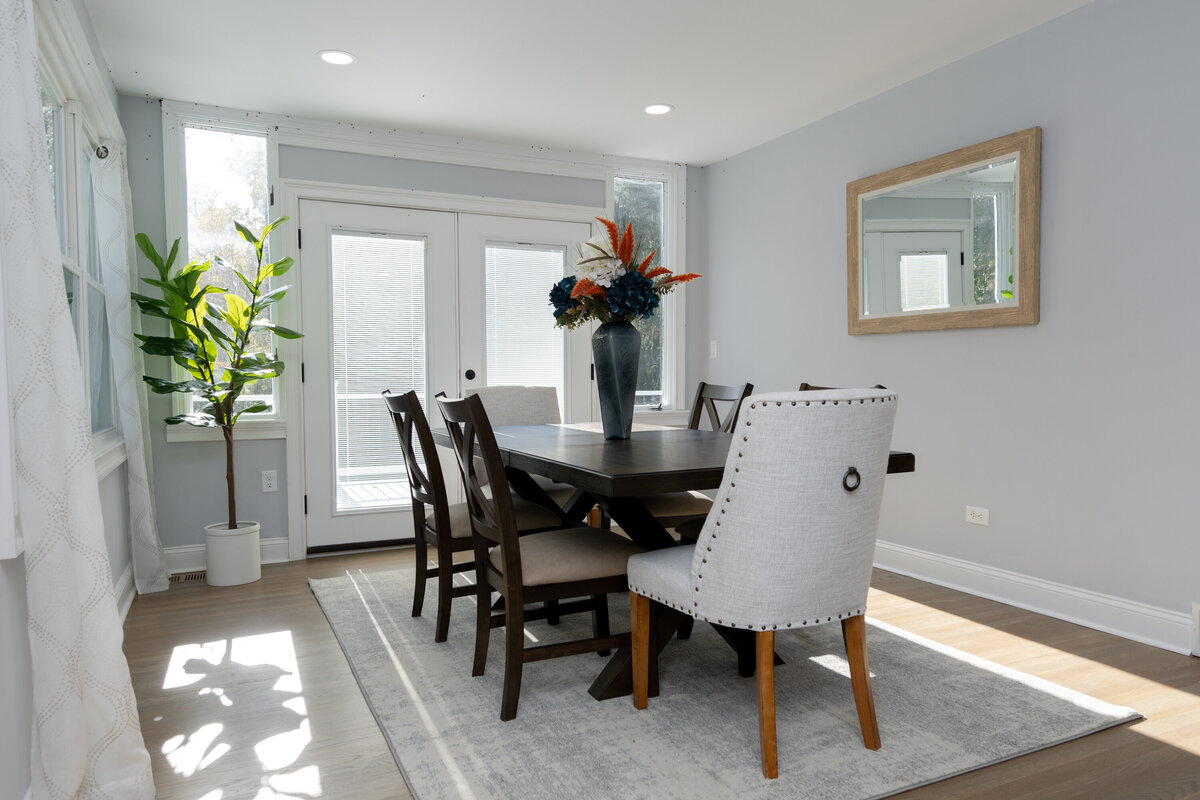 dining room with plant in corner