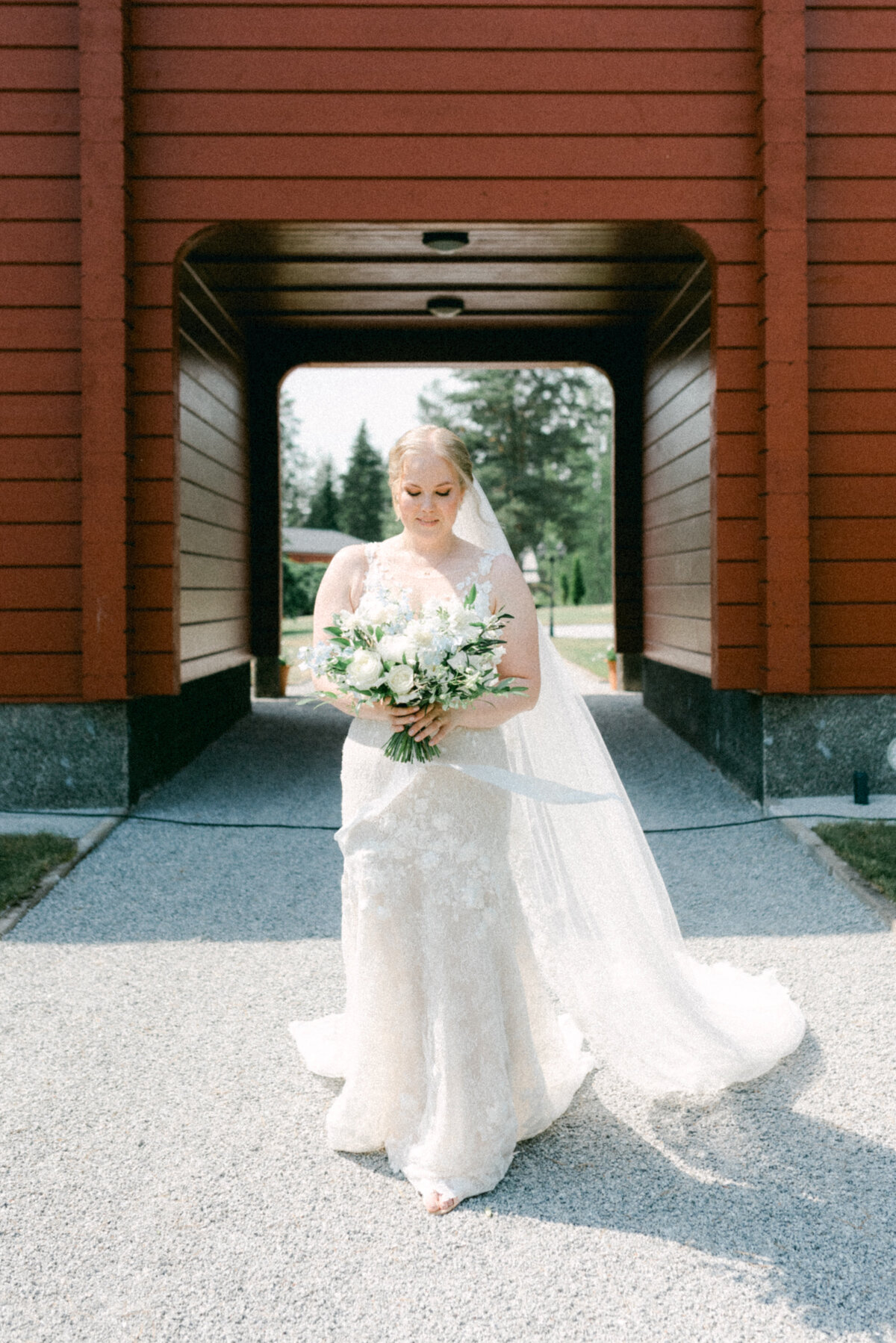 The bride holding the bouquet photographed by wedding photographer Hannika Gabrielsson.