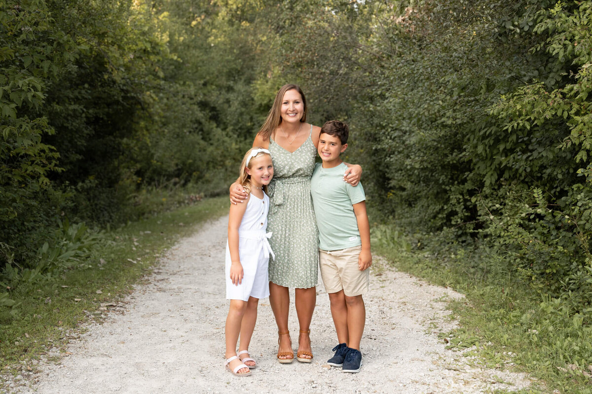 Family photos with mom and kids at Morton Taylor Trailhead