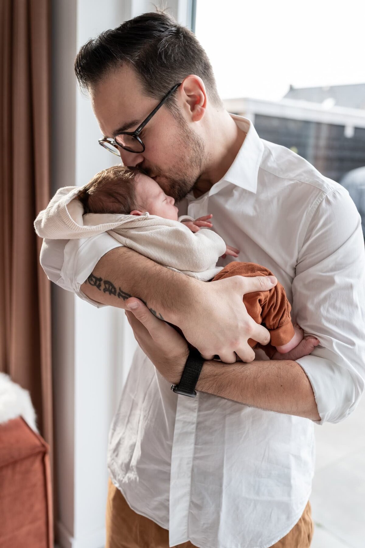 Newborn fotograaf Groningen - pure liefdevolle foto's pasgeboren baby en vader.