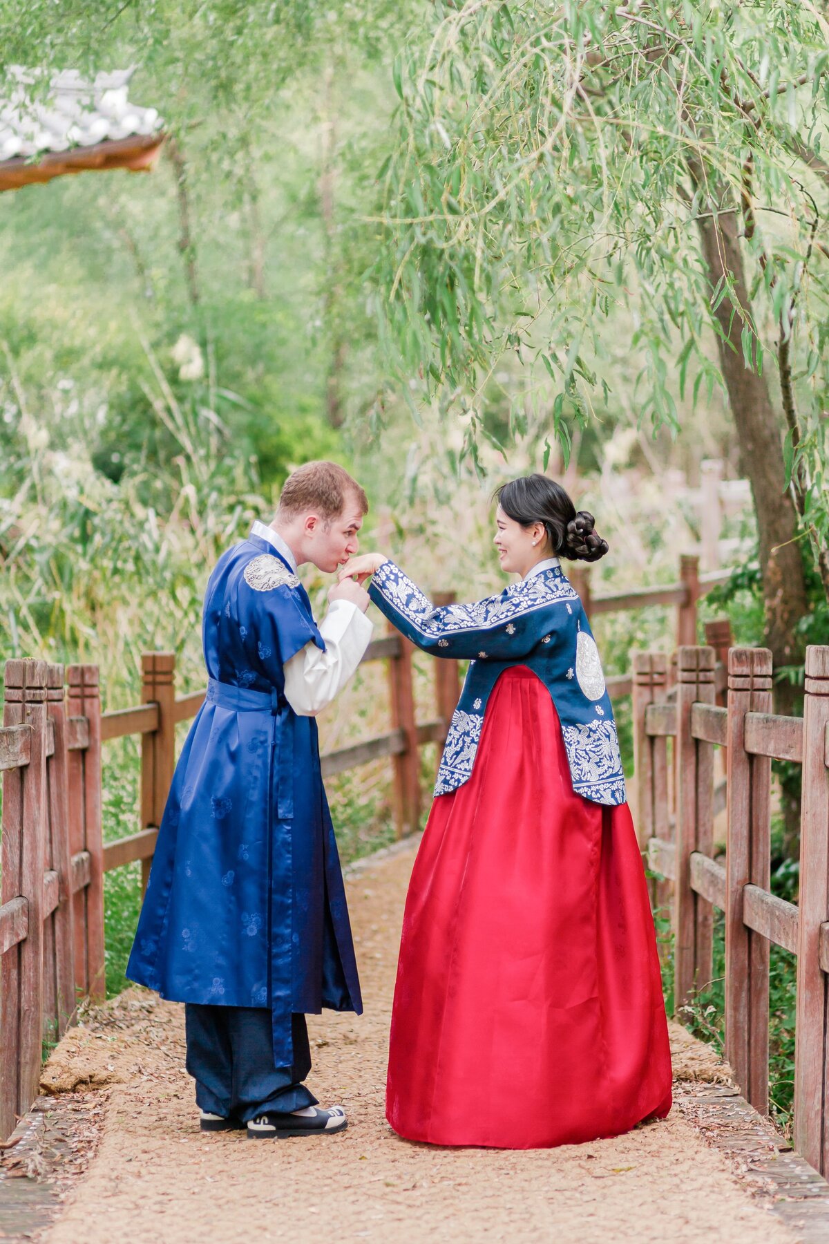 Seoul-South-Korea-Bridal-Engagement-Shoot-Eunpyeong-Village-Hanok-0035