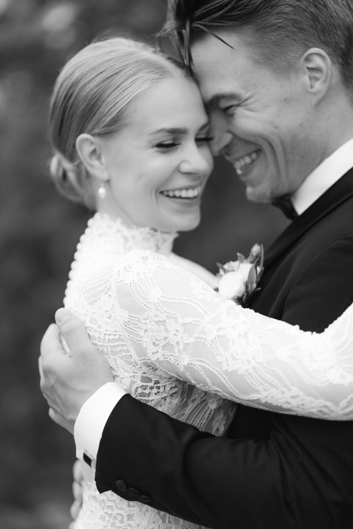 Bride and groom laughing in their wedding photography session with photographer Hannika Gabrielsson.