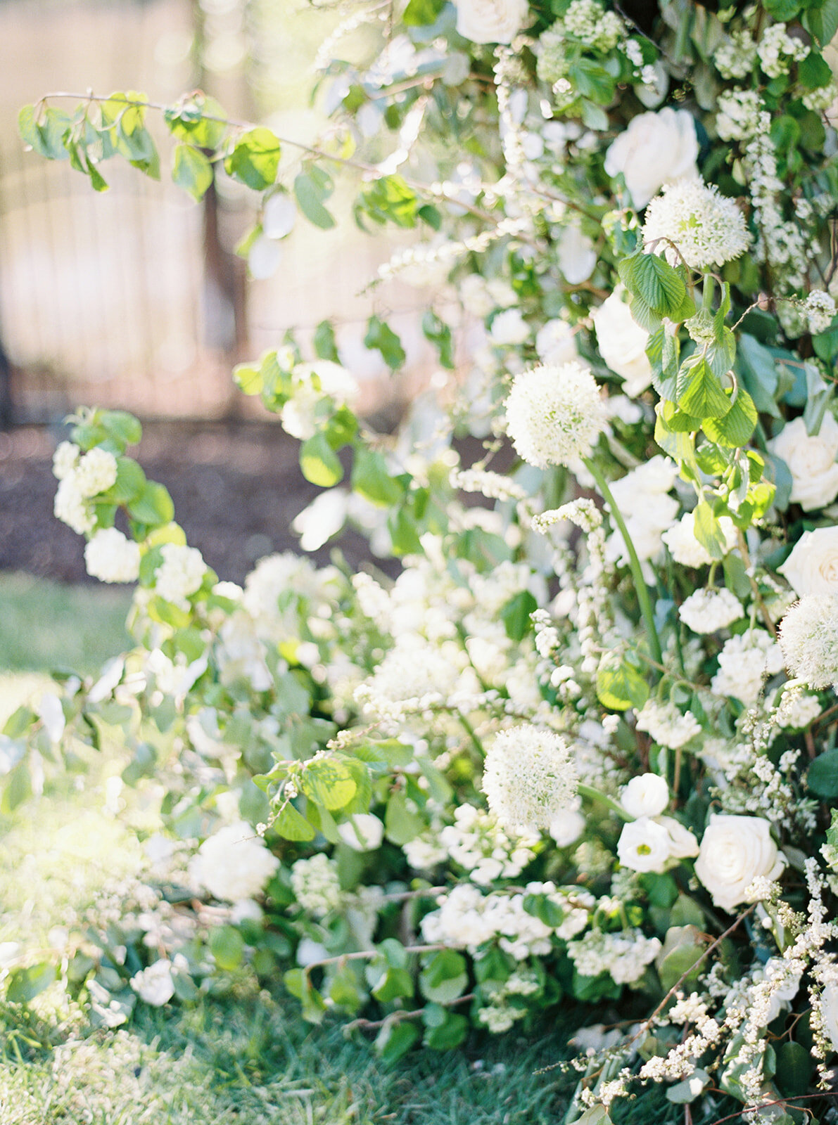 ceremony-flowers-green-white