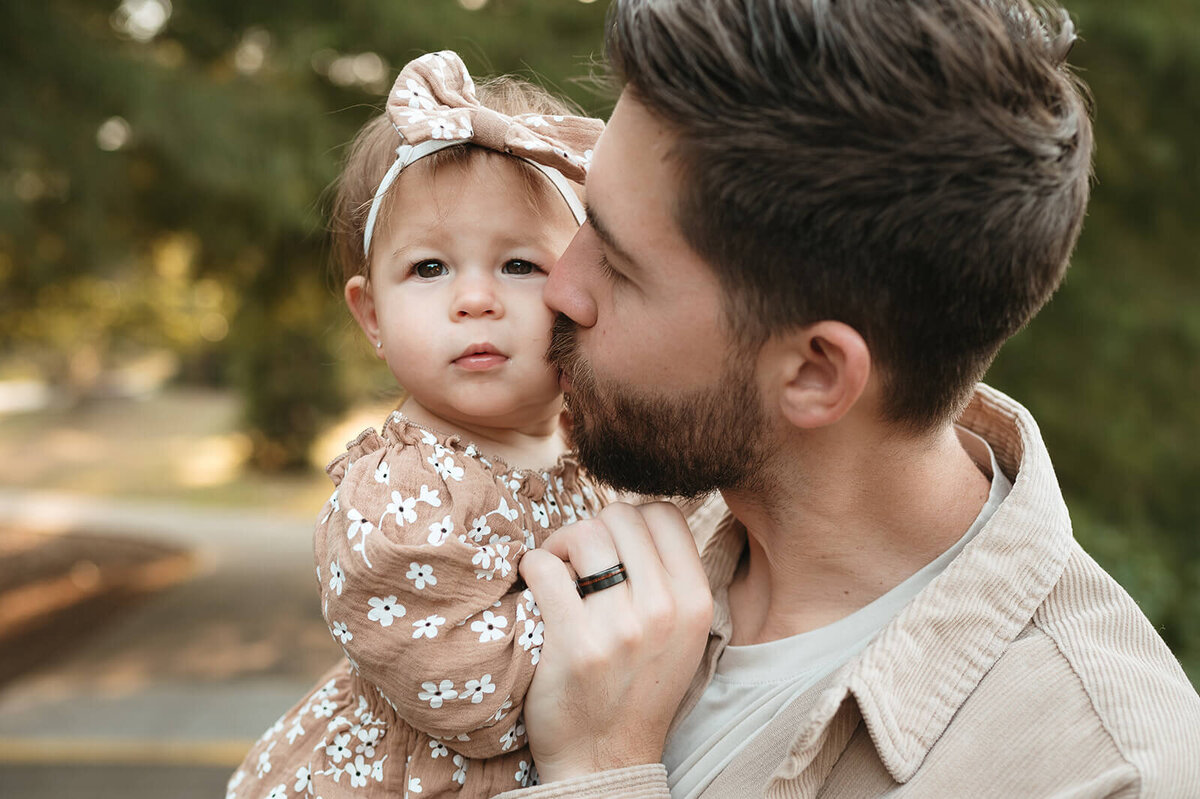 charlotte-father-daughter-photo-park-sunset