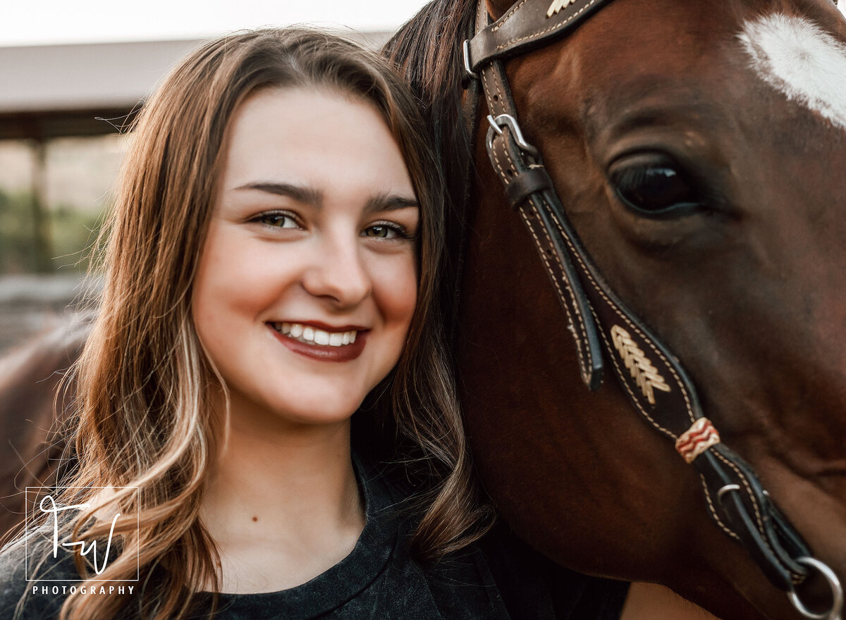 TanniWengerPhotographyStudio_GrantCountyPhotographer_JohnDayOregonPhotographer_SeniorPortraits_Seniorsandhorses