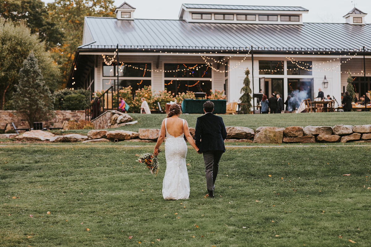 bride-groom-walking-cedar-lakes