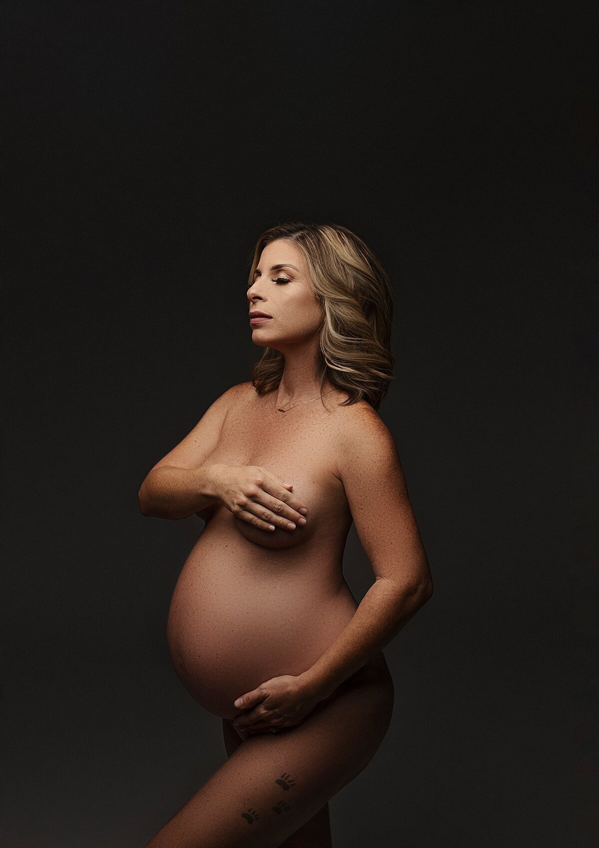 Austin Maternity Photographer photographs a nude maternity photoshoot