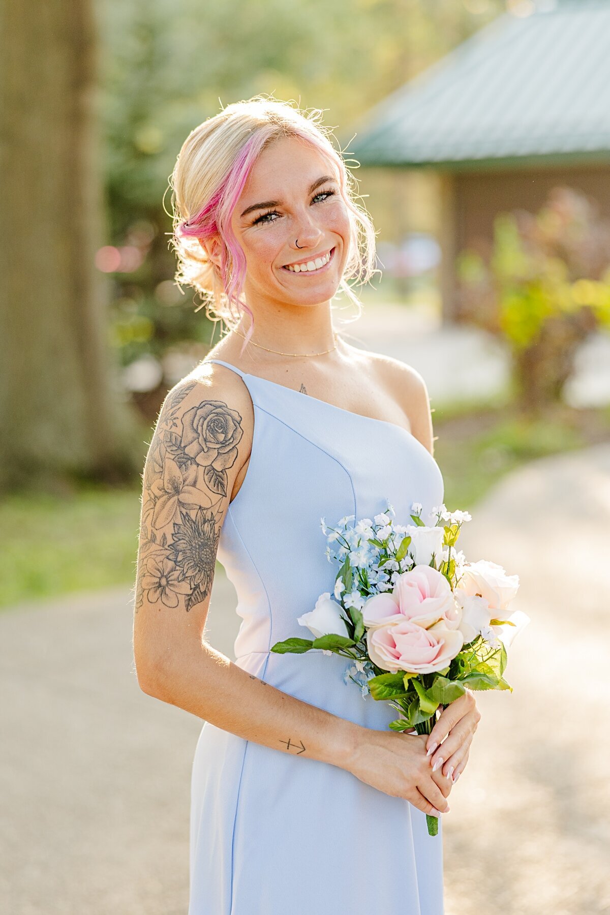 bridesmaid-holding-bouquet-freedom-hill